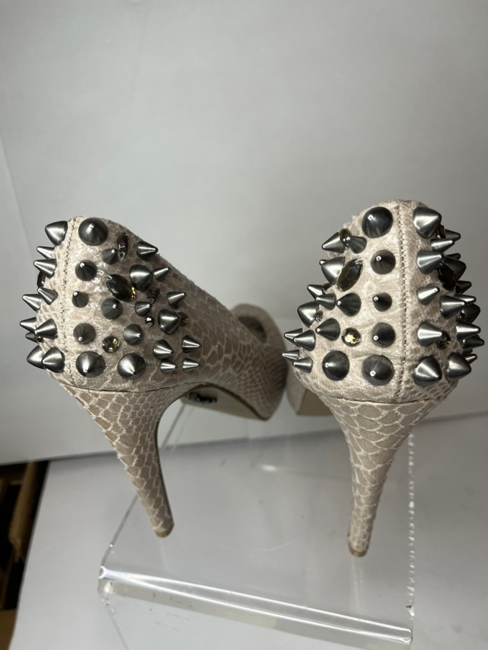 New Vera Wang Studded Peep-Toe High Heels in Beige Snake - Picture 4 of 12
